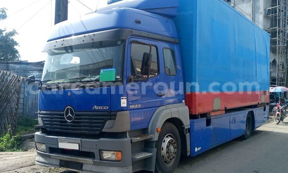 Sayi Imported Mercedes‒Benz 1824 Blue Babbar mota in Douala a Ƙasar Kamaru Sayi Imported Mercedes‒Benz 1824 Blue Babbar mota in Douala a Ƙasar Kamaru