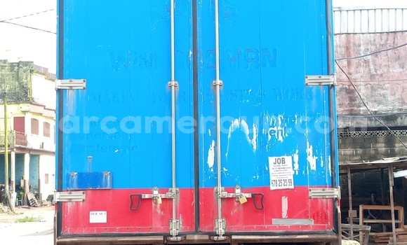 Sayi Imported Mercedes‒Benz 1824 Blue Babbar mota in Douala a Ƙasar Kamaru Sayi Imported Mercedes‒Benz 1824 Blue Babbar mota in Douala a Ƙasar Kamaru