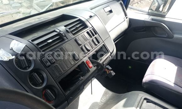 Sayi Imported Mercedes‒Benz 1824 Blue Babbar mota in Douala a Ƙasar Kamaru Sayi Imported Mercedes‒Benz 1824 Blue Babbar mota in Douala a Ƙasar Kamaru