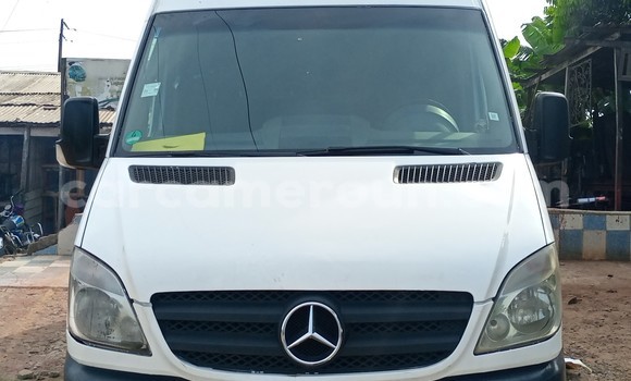 Sayi Na hannu Mercedes‒Benz Sprinter White Babbar mota in Douala a Ƙasar Kamaru Sayi Na hannu Mercedes‒Benz Sprinter White Babbar mota in Douala a Ƙasar Kamaru
