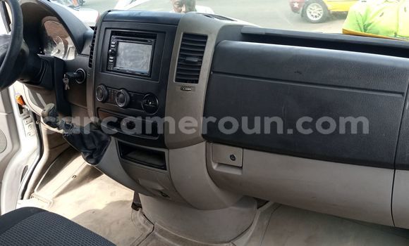 Sayi Na hannu Mercedes‒Benz Sprinter White Babbar mota in Douala a Ƙasar Kamaru Sayi Na hannu Mercedes‒Benz Sprinter White Babbar mota in Douala a Ƙasar Kamaru