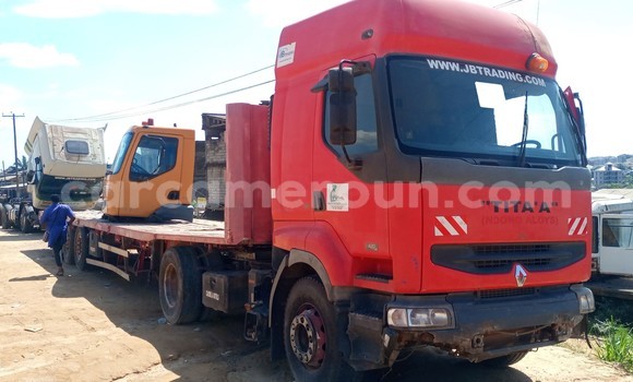 Sayi Na hannu Renault D55 Red Babbar mota in Douala a Ƙasar Kamaru