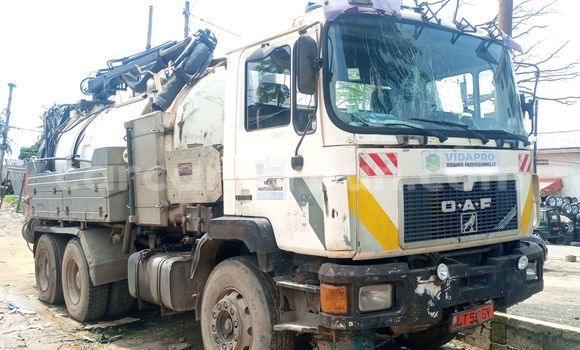 Sayi Na hannu Man Silent White Babbar mota in Douala a Ƙasar Kamaru