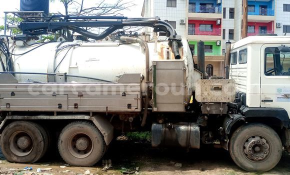 Sayi Na hannu Man Silent White Babbar mota in Douala a Ƙasar Kamaru Sayi Na hannu Man Silent White Babbar mota in Douala a Ƙasar Kamaru