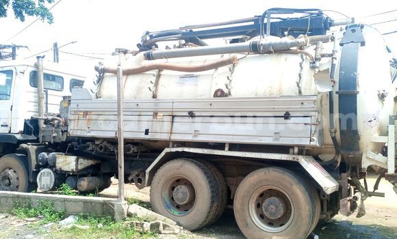 Sayi Na hannu Man Silent White Babbar mota in Douala a Ƙasar Kamaru Sayi Na hannu Man Silent White Babbar mota in Douala a Ƙasar Kamaru