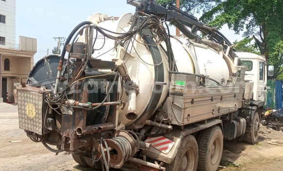 Sayi Na hannu Man Silent White Babbar mota in Douala a Ƙasar Kamaru Sayi Na hannu Man Silent White Babbar mota in Douala a Ƙasar Kamaru