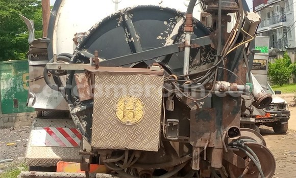 Sayi Na hannu Man Silent White Babbar mota in Douala a Ƙasar Kamaru Sayi Na hannu Man Silent White Babbar mota in Douala a Ƙasar Kamaru