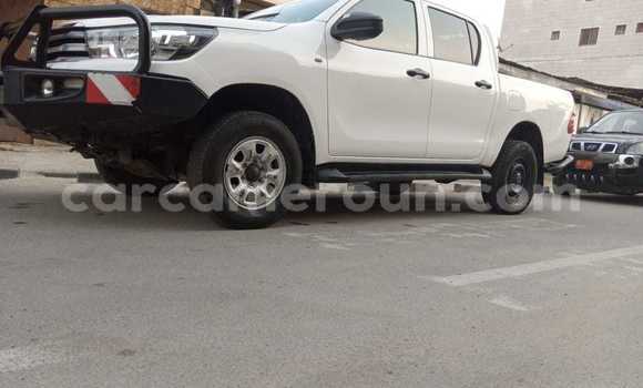 Sayi Na hannu Toyota Hilux White Mota in Douala a Ƙasar Kamaru Sayi Na hannu Toyota Hilux White Mota in Douala a Ƙasar Kamaru