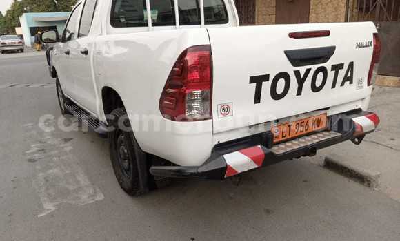 Sayi Na hannu Toyota Hilux White Mota in Douala a Ƙasar Kamaru Sayi Na hannu Toyota Hilux White Mota in Douala a Ƙasar Kamaru