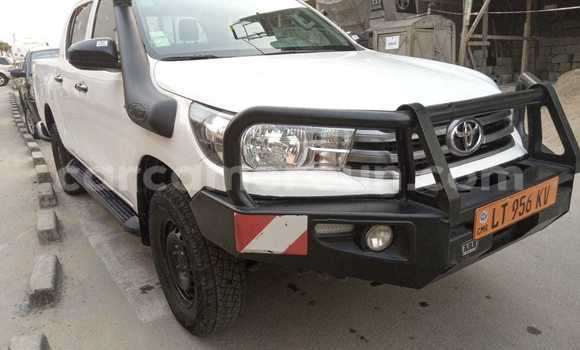 Sayi Na hannu Toyota Hilux White Mota in Douala a Ƙasar Kamaru Sayi Na hannu Toyota Hilux White Mota in Douala a Ƙasar Kamaru