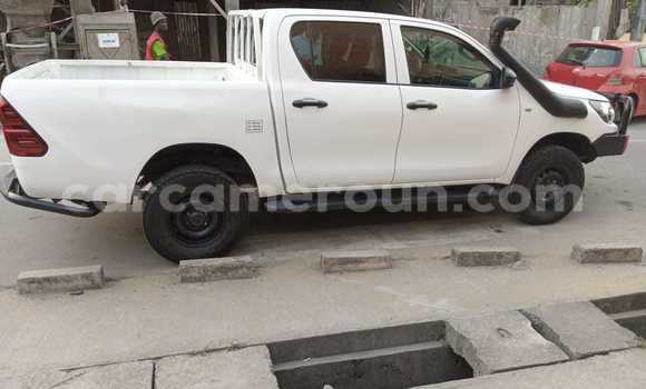 Sayi Na hannu Toyota Hilux White Mota in Douala a Ƙasar Kamaru Sayi Na hannu Toyota Hilux White Mota in Douala a Ƙasar Kamaru