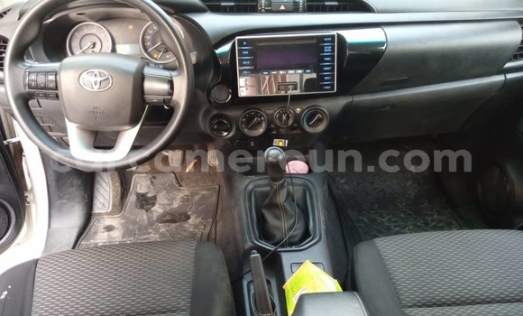 Sayi Na hannu Toyota Hilux White Mota in Douala a Ƙasar Kamaru Sayi Na hannu Toyota Hilux White Mota in Douala a Ƙasar Kamaru