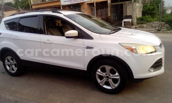 Sayi Na hannu Ford Escape White Mota in Douala a Ƙasar Kamaru Sayi Na hannu Ford Escape White Mota in Douala a Ƙasar Kamaru