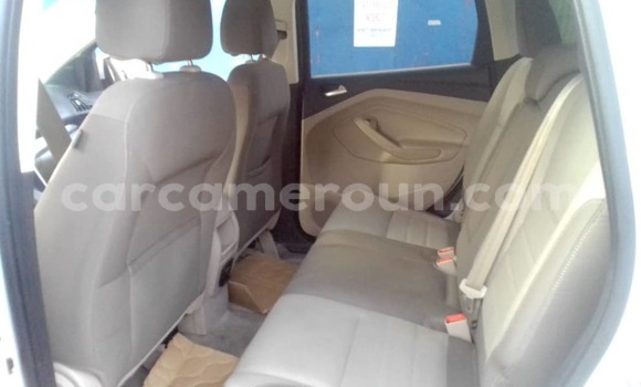 Sayi Na hannu Ford Escape White Mota in Douala a Ƙasar Kamaru Sayi Na hannu Ford Escape White Mota in Douala a Ƙasar Kamaru