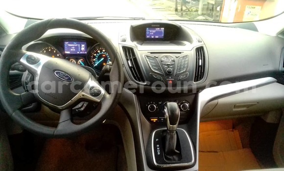 Sayi Na hannu Ford Escape White Mota in Douala a Ƙasar Kamaru Sayi Na hannu Ford Escape White Mota in Douala a Ƙasar Kamaru