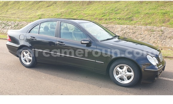 Sayi Na hannu Mercedes Viano Black Mota in Yaounde a Babban Kamaru