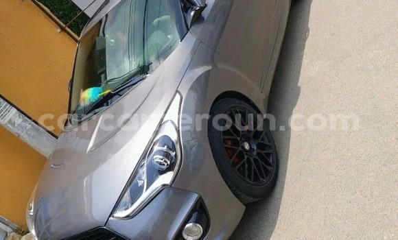 Sayi Na hannu Hyundai Veloster Azurfa Mota in Douala a Ƙasar Kamaru Sayi Na hannu Hyundai Veloster Azurfa Mota in Douala a Ƙasar Kamaru