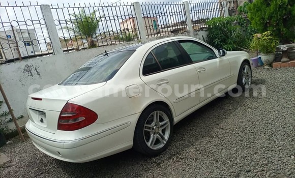 Sayi Na hannu Mercedes‒Benz E–Class White Mota in Douala a Ƙasar Kamaru Sayi Na hannu Mercedes‒Benz E–Class White Mota in Douala a Ƙasar Kamaru