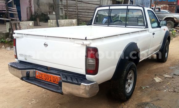 Sayi Na hannu Nissan UD White Babbar mota in Douala a Ƙasar Kamaru Sayi Na hannu Nissan UD White Babbar mota in Douala a Ƙasar Kamaru