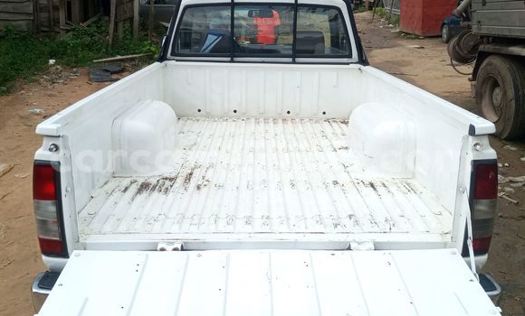 Sayi Na hannu Nissan UD White Babbar mota in Douala a Ƙasar Kamaru Sayi Na hannu Nissan UD White Babbar mota in Douala a Ƙasar Kamaru