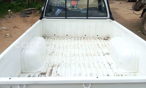 Sayi Na hannu Nissan UD White Babbar mota in Douala a Ƙasar Kamaru Sayi Na hannu Nissan UD White Babbar mota in Douala a Ƙasar Kamaru