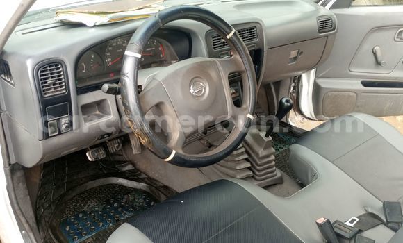 Sayi Na hannu Nissan UD White Babbar mota in Douala a Ƙasar Kamaru Sayi Na hannu Nissan UD White Babbar mota in Douala a Ƙasar Kamaru