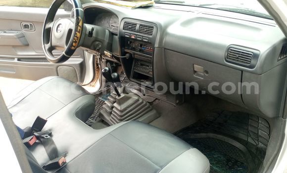 Sayi Na hannu Nissan UD White Babbar mota in Douala a Ƙasar Kamaru Sayi Na hannu Nissan UD White Babbar mota in Douala a Ƙasar Kamaru