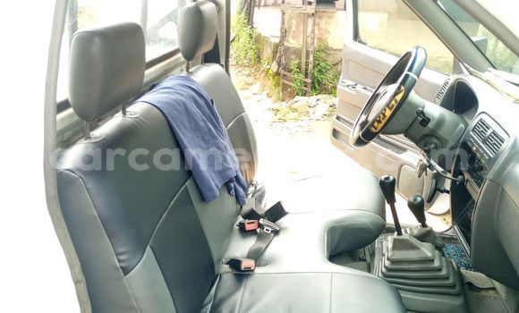 Sayi Na hannu Nissan UD White Babbar mota in Douala a Ƙasar Kamaru Sayi Na hannu Nissan UD White Babbar mota in Douala a Ƙasar Kamaru