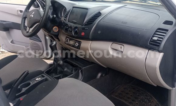 Sayi Imported Mitsubishi L400 White Babbar mota in Douala a Ƙasar Kamaru Sayi Imported Mitsubishi L400 White Babbar mota in Douala a Ƙasar Kamaru