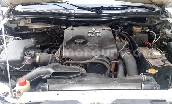 Sayi Imported Mitsubishi L400 White Babbar mota in Douala a Ƙasar Kamaru Sayi Imported Mitsubishi L400 White Babbar mota in Douala a Ƙasar Kamaru