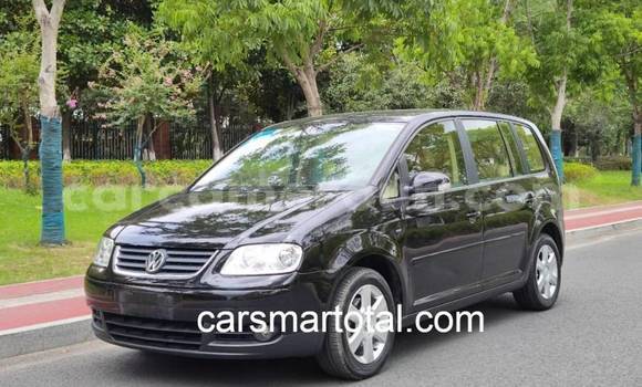 Sayi Na hannu Volkswagen Touran Azurfa Mota in Yaounde a Babban Kamaru Sayi Na hannu Volkswagen Touran Azurfa Mota in Yaounde a Babban Kamaru