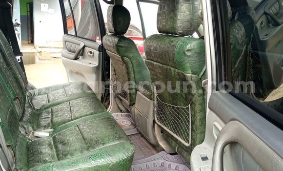 Sayi Na hannu Toyota Land Cruiser Black Mota in Douala a Ƙasar Kamaru Sayi Na hannu Toyota Land Cruiser Black Mota in Douala a Ƙasar Kamaru