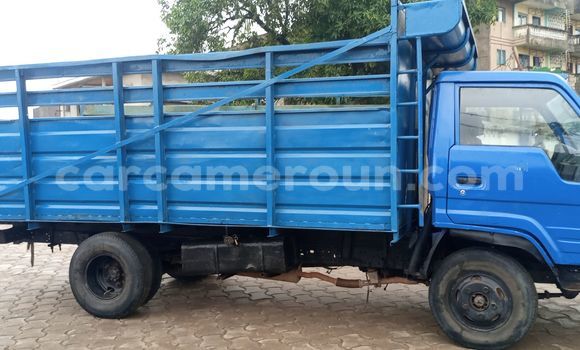 Sayi Na hannu Toyota Dyna Blue Babbar mota in Douala a Ƙasar Kamaru Sayi Na hannu Toyota Dyna Blue Babbar mota in Douala a Ƙasar Kamaru