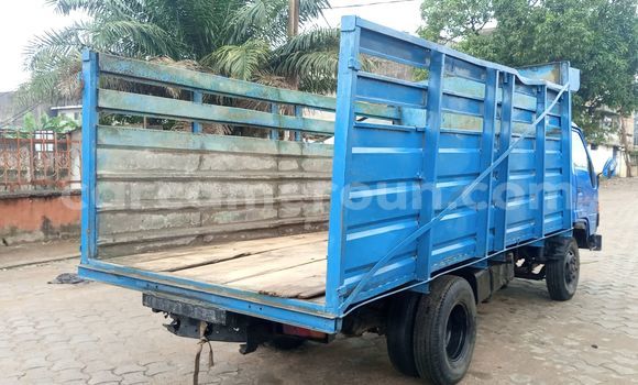 Sayi Na hannu Toyota Dyna Blue Babbar mota in Douala a Ƙasar Kamaru Sayi Na hannu Toyota Dyna Blue Babbar mota in Douala a Ƙasar Kamaru