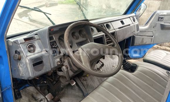 Sayi Na hannu Toyota Dyna Blue Babbar mota in Douala a Ƙasar Kamaru Sayi Na hannu Toyota Dyna Blue Babbar mota in Douala a Ƙasar Kamaru