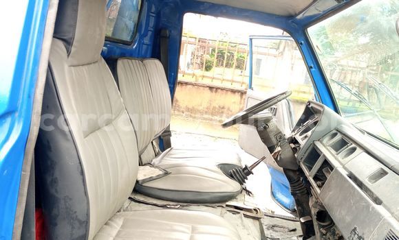 Sayi Na hannu Toyota Dyna Blue Babbar mota in Douala a Ƙasar Kamaru Sayi Na hannu Toyota Dyna Blue Babbar mota in Douala a Ƙasar Kamaru