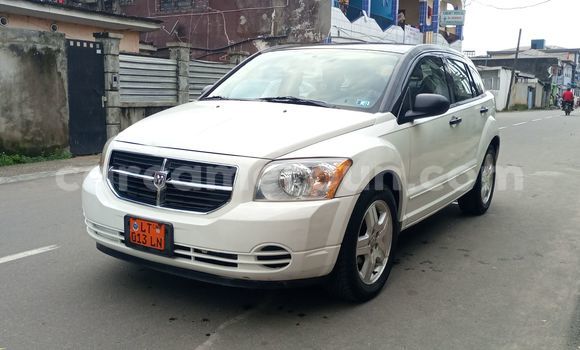 Sayi Na hannu Dodge Caliber White Mota in Douala a Ƙasar Kamaru