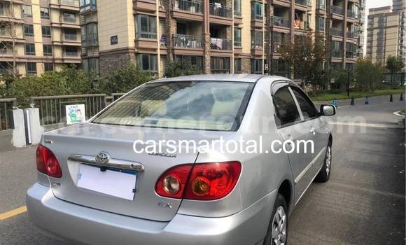 Sayi Na hannu Toyota Corolla Azurfa Mota in Yaounde a Babban Kamaru Sayi Na hannu Toyota Corolla Azurfa Mota in Yaounde a Babban Kamaru