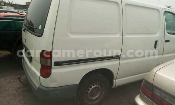 Sayi Imported Toyota HiAce White Babbar mota in Douala a Ƙasar Kamaru Sayi Imported Toyota HiAce White Babbar mota in Douala a Ƙasar Kamaru