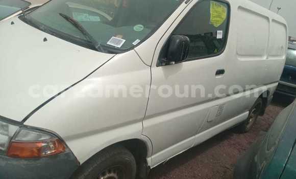 Sayi Imported Toyota HiAce White Babbar mota in Douala a Ƙasar Kamaru Sayi Imported Toyota HiAce White Babbar mota in Douala a Ƙasar Kamaru