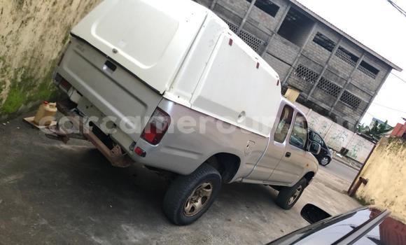 Sayi Imported Toyota Ade Azurfa Babbar mota in Douala a Ƙasar Kamaru