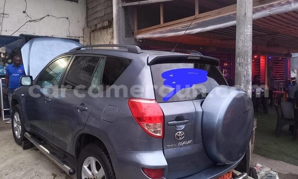 Sayi Na hannu Toyota RAV4 Blue Mota in Douala a Ƙasar Kamaru Sayi Na hannu Toyota RAV4 Blue Mota in Douala a Ƙasar Kamaru
