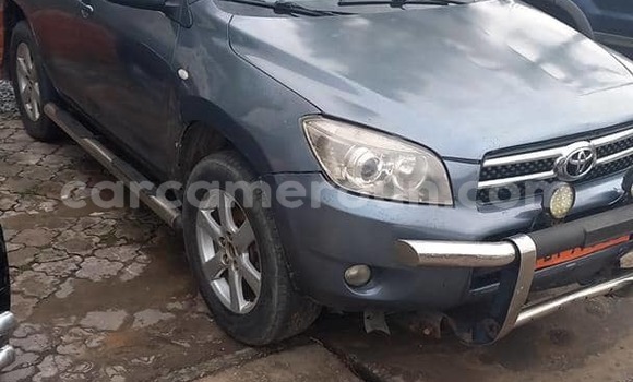 Sayi Na hannu Toyota RAV4 Blue Mota in Douala a Ƙasar Kamaru Sayi Na hannu Toyota RAV4 Blue Mota in Douala a Ƙasar Kamaru
