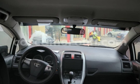 Sayi Sabo Toyota Auris White Mota in Douala a Ƙasar Kamaru