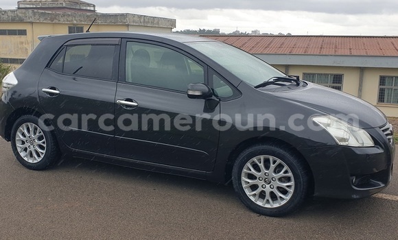 Sayi Na hannu Toyota Blade Black Mota in Yaounde a Babban Kamaru