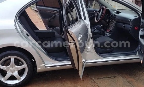 Sayi Na hannu Toyota Avensis Azurfa Mota in Douala a Ƙasar Kamaru Sayi Na hannu Toyota Avensis Azurfa Mota in Douala a Ƙasar Kamaru