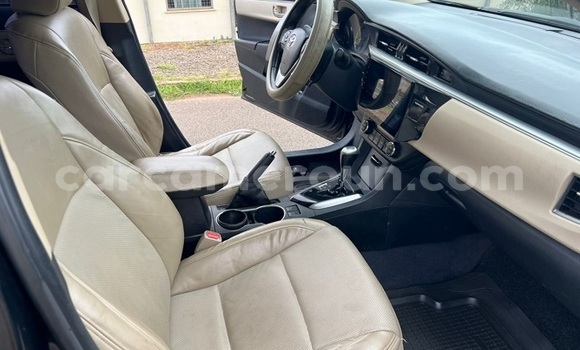 Sayi Na hannu Toyota Corolla Black Mota in Yaounde a Babban Kamaru Sayi Na hannu Toyota Corolla Black Mota in Yaounde a Babban Kamaru