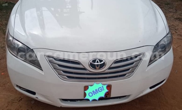 Sayi Na hannu Toyota Camry White Mota in Douala a Ƙasar Kamaru