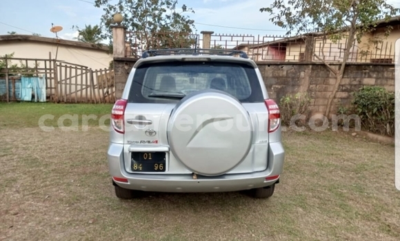 Sayi Na hannu Toyota RAV4 Azurfa Mota in Yaounde a Babban Kamaru