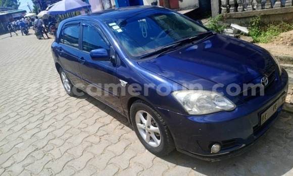 Sayi Na hannu Toyota Avensis Blue Mota in Douala a Ƙasar Kamaru